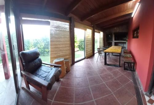 un soggiorno con un divano e un tavolo di Cabaña Benitto a Potrero de Garay