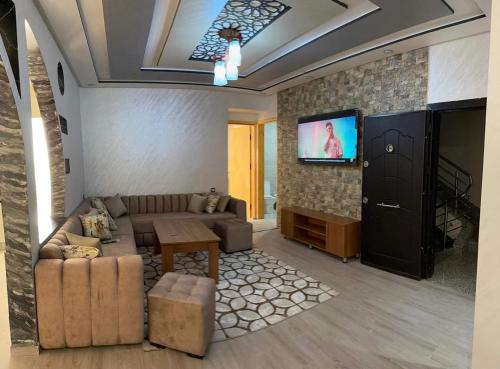 Una televisión o centro de entretenimiento en Hote othmane