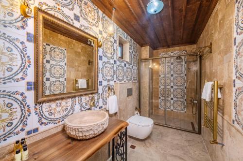un bagno con lavandino, doccia e WC di Erbelya Cappadocia House a Göreme