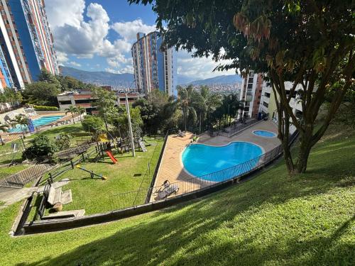 Swimmingpoolen hos eller tæt på apartamento familiar