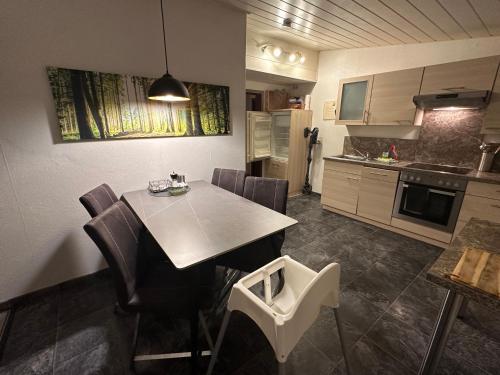 een keuken met een tafel en stoelen in een kamer bij Apartment Rosi SECONDO in Reisbach