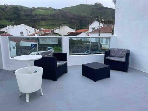 een terras met stoelen en een tafel op een balkon bij Alvarenga House in Maia