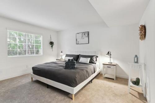 a white bedroom with a bed and a window at Stylish 1BR with KING Bed, Pool, Jacuzzi & Gym, Free Parking, Near UCSD in San Diego