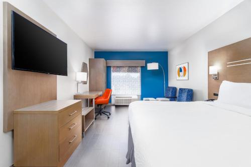 Postel nebo postele na pokoji v ubytování Holiday Inn Express & Suites Memphis Arpt Elvis Presley Blv by IHG