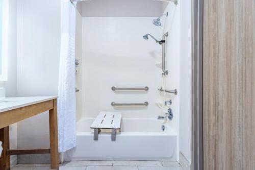 Koupelna v ubytování Holiday Inn Express & Suites Memphis Arpt Elvis Presley Blv by IHG