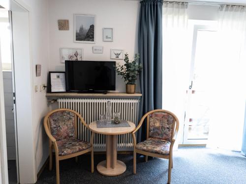 TV a/nebo společenská místnost v ubytování Gästehaus Germania