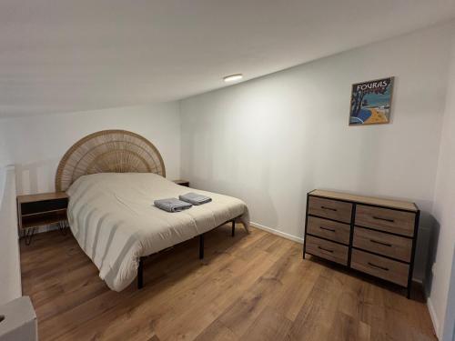 En eller flere senge i et værelse på Maison au calme , centre de Rochefort