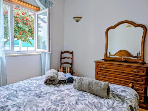 ein Schlafzimmer mit einem Bett mit einer Kommode und einem Spiegel in der Unterkunft Onda Atlântica - Atlantic Wave Peniche in Peniche