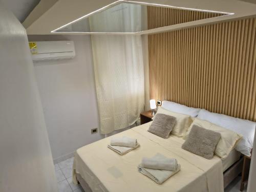 een slaapkamer met een bed met twee kussens erop bij LuxeStay in Santa Marta in Gaira