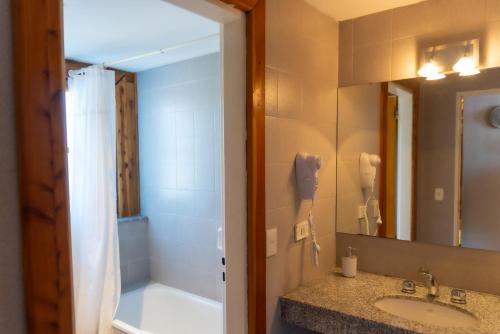 Et badeværelse på Apart Del Lago