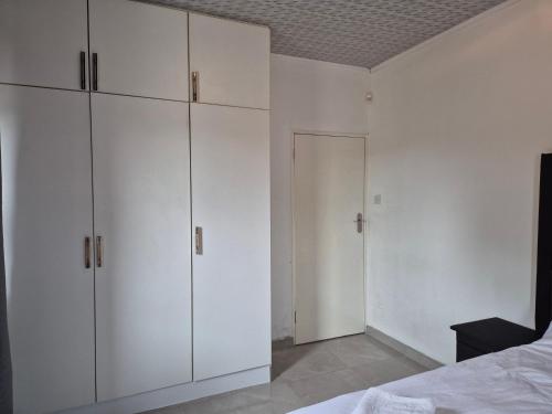 Postel nebo postele na pokoji v ubytování Mandy & Mos' Greenfields Cottage