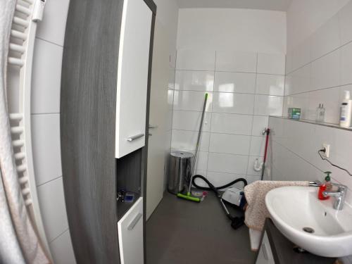 a bathroom with a sink and a mirror and a sink at Gästehaus urucu in Bornheim