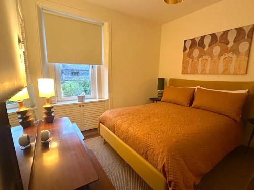 Postel nebo postele na pokoji v ubytování Arbroath luxury apartment in MCM style