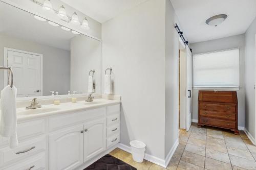 une salle de bains blanche avec un lavabo et un miroir dans l'établissement Modern Dream House, à Franklin