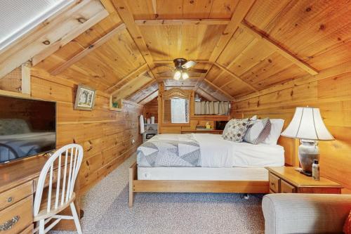 - une chambre dans une cabane en rondins avec un lit et un canapé dans l'établissement Modern Dream House, à Franklin