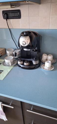 Una cafetera colocada encima de un mostrador en Fiorella's House, en Collegno