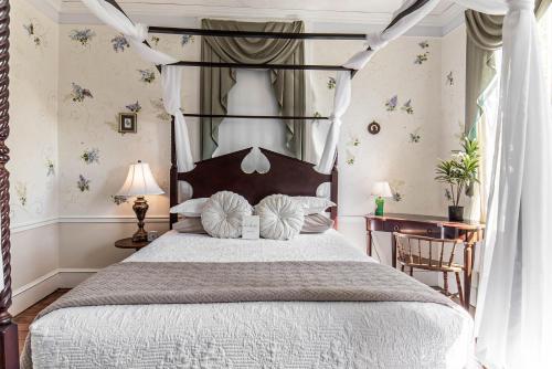 een slaapkamer met een bed met een witte sprei bij Miss Murphy's Bed and Breakfast in Galena