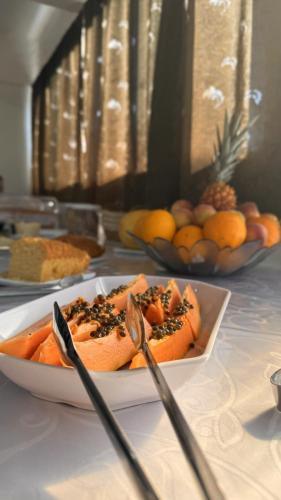 Adegas Bar e Hotel في ساو غابرييل: طاولة عليها طبقان من الطعام