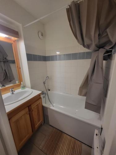 ein Badezimmer mit Badewanne und Waschbecken in der Unterkunft Appartement Superdevoluy in Le Dévoluy