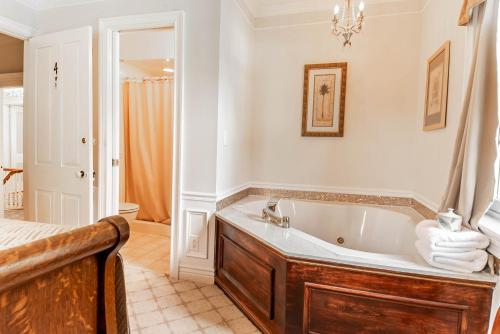 een badkamer met een bad en een bed bij Miss Murphy's Bed and Breakfast in Galena