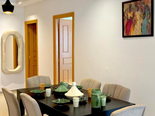 Un comedor con una mesa y sillas negras. en Chic & Elegant Stay in Central Rabat, en Rabat