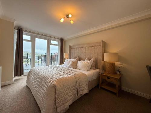 Un dormitorio con una cama y una ventana grande. en Beech Hill Hotel & Spa, en Windermere
