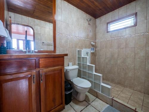 a bathroom with a toilet and a sink at Hotel Manuel Antonio Inn in Quepos