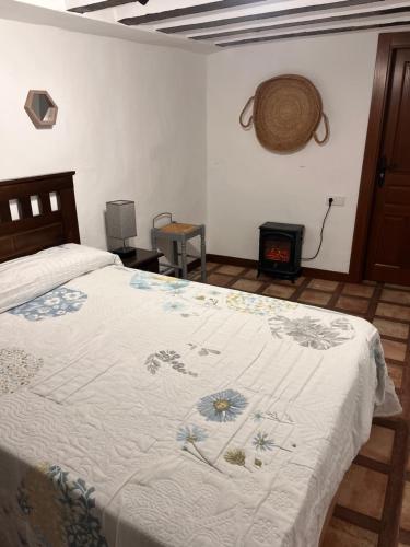 una camera con letto e camino di Domus Mangana a Cuenca