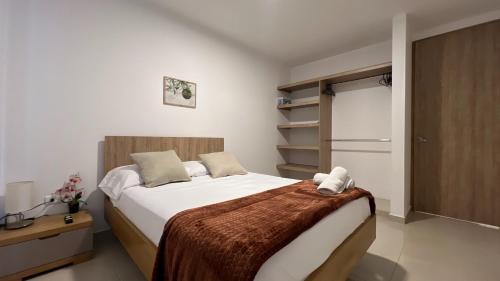 Sofia del Mar في بورتو كولومبيا: غرفة نوم مع سرير وبطانية بنية اللون