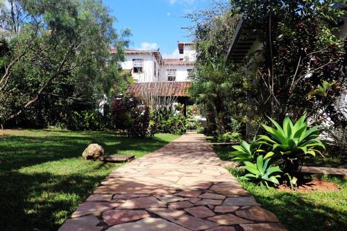 un sentiero in pietra nel cortile di una casa di Pousada da Serrinha a Mariana