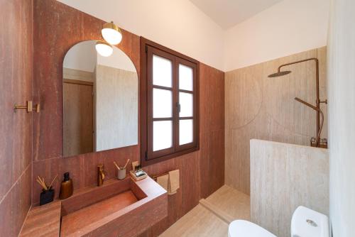 a bathroom with a sink and a mirror and a tub at Merry del Mare in Meyisti