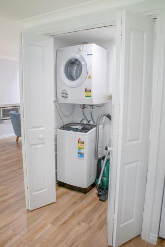 a washing machine and a dryer in a room at Balneaire 13 in Albany