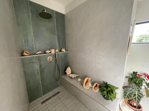 Et badeværelse på Supertubes Villa