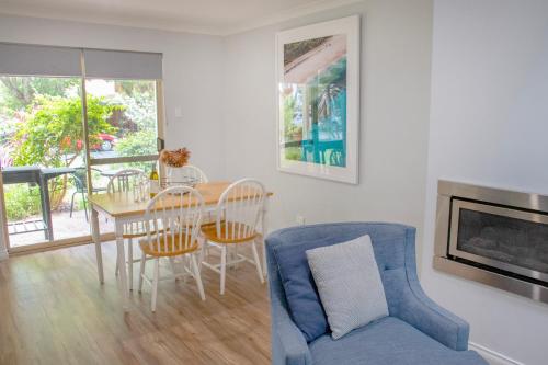 a living room with a blue couch and a table at Balneaire 13 in Albany