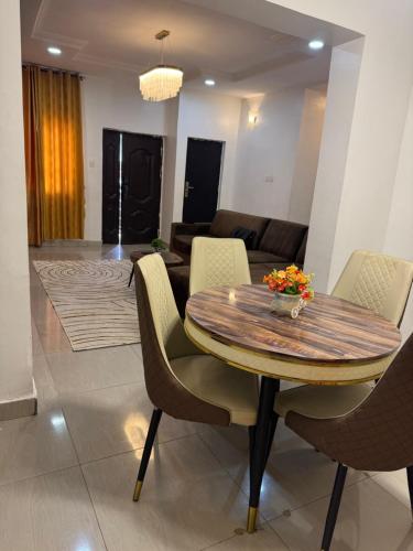 Predel za sedenje v nastanitvi Luxifair properties Company LTD