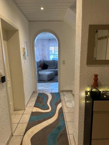 a hallway with a living room with a snake carpet at Ferienwohnung Nidderau Komfort in Nidderau