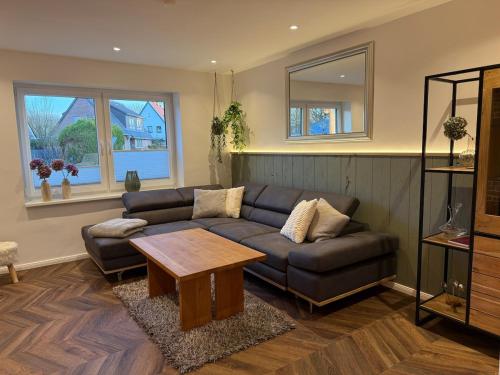a living room with a couch and a table at Fewo Voßbarg ünnen in Rastede