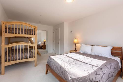 Ένα ή περισσότερα κρεβάτια σε δωμάτιο στο Huckleberry Lodge by Fernie Central Reservations