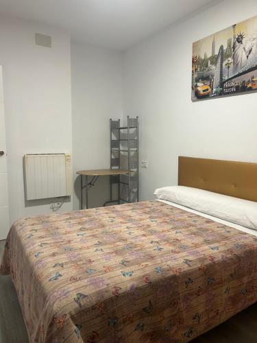 En eller flere senge i et værelse på Suite LF Dos Balcones - No Fumadores - 1 Dormitorio Con Salón más Baño Privado y Balcón- Sin Ascensor