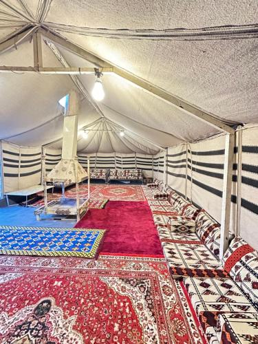 een tent met een grote ruimte met een rode loper bij منتجع ومزرعة برزان in Ad Diḩwah