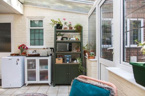 eine Außenküche mit einem grünen Schrank in einem Haus in der Unterkunft Calm Private Apartment in Ashford Ideal to Work, Rest Explore in Smeeth