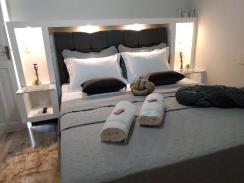 フロリアノポリスにあるCasa nos Ingleses - 1 quartoのタオルが敷かれた大きなベッドのある寝室