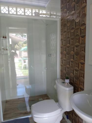 a bathroom with a toilet and a sink at Casa nos Ingleses - 1 quarto in Florianópolis