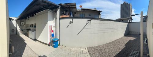 una rampa per skateboard sul lato di un edificio di Box 05 a 950 mt do mar, ar- condicionado, TV smart, cozinha privativa a Itapema