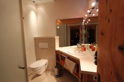 Et badeværelse på Ferienwohnungen Haus Waldwinkel