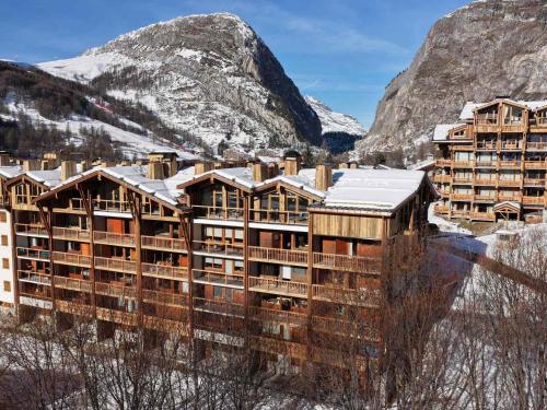 Appartement élégant à Val-d'Isère avec balcon, parking, wifi