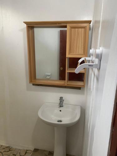 une salle de bains avec un lavabo et un miroir dans l'établissement Punahere lodge Ohotu, à Rangiroa