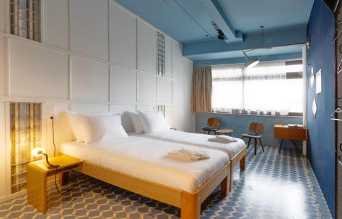 a bedroom with a large bed in a room at De Groene Afslag Kunsthotel in Bussum