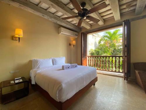 En eller flere senge i et værelse på Engaging 4BR Colonial Villa with AC in Cartagena