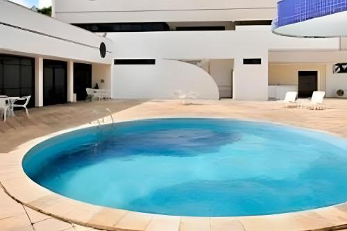 uma grande piscina azul no meio de um edifício em Mont Blanc Apartamentos em Vinhais